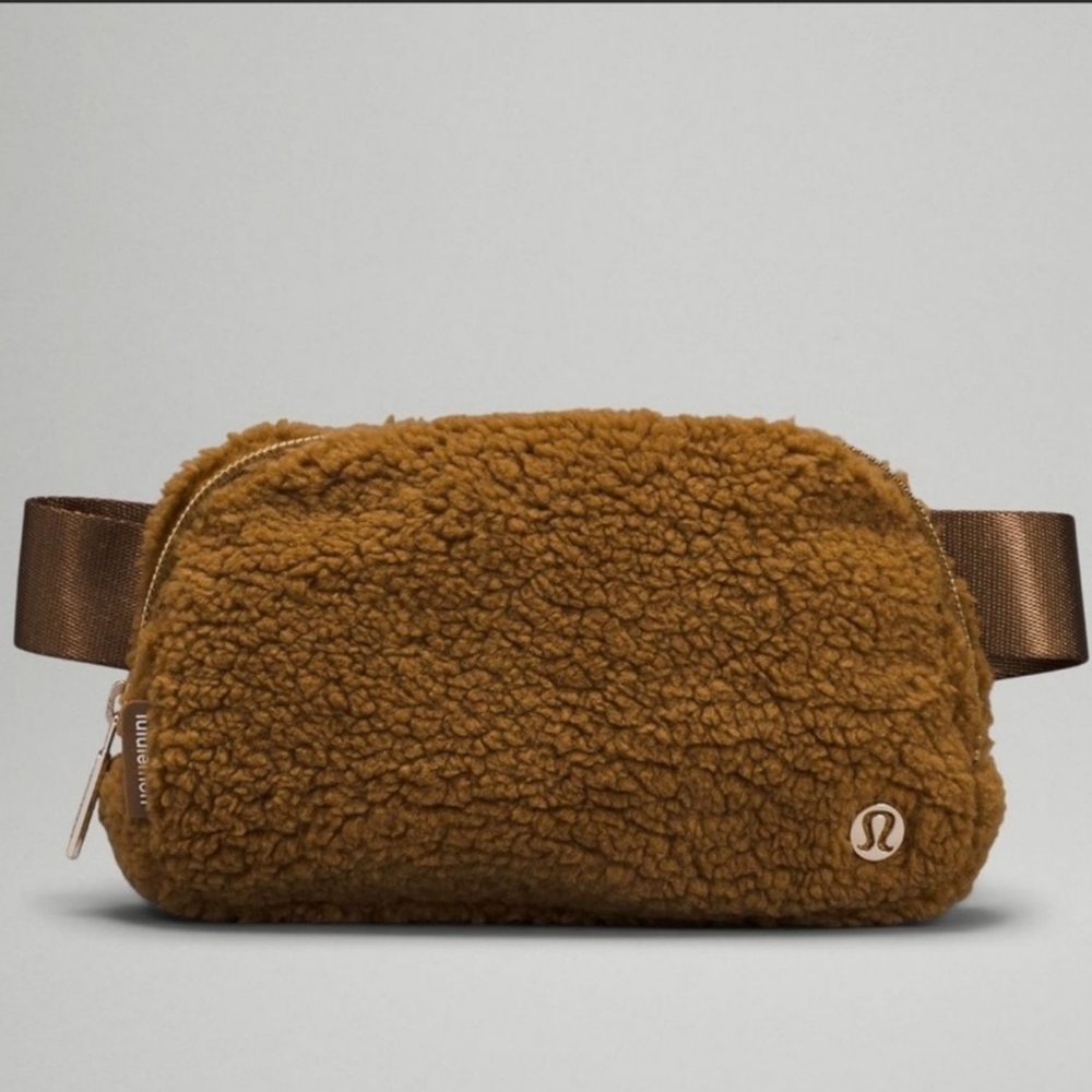 Lululemon everywhere fleece belt bag